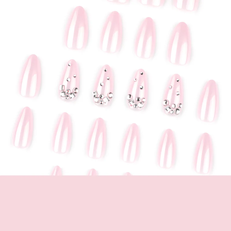 Kunstvolle Nailart mit zarten Glitzerakzenten und elegantem French-Tip Karnz