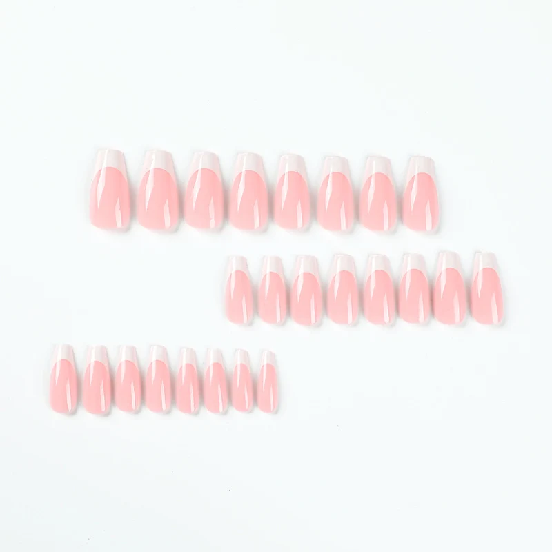 Kunstvolle Nagelkunst mit French Tip Design Karnz