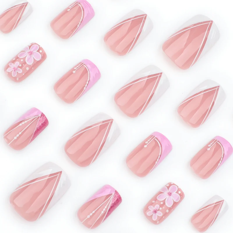 Kunstvolle Nagelkunst mit floralen Verzierungen Karnz