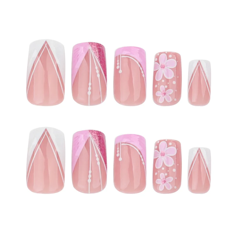 Kunstvolle Nagelkunst mit floralen Verzierungen Karnz