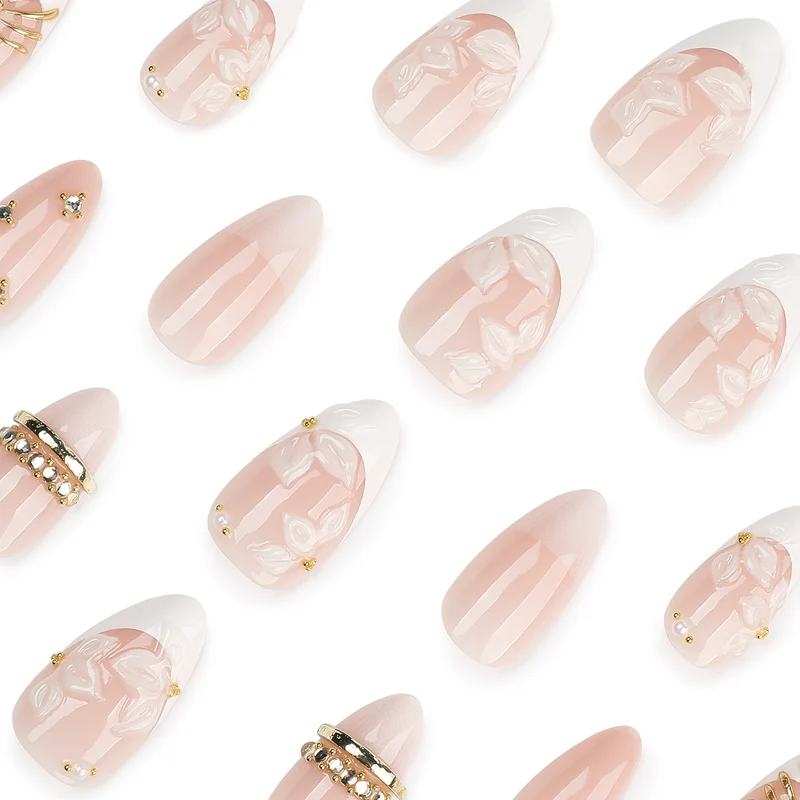 Kunstvolle Nagelkunst mit floralen und strassverzierten Akzenten Karnz