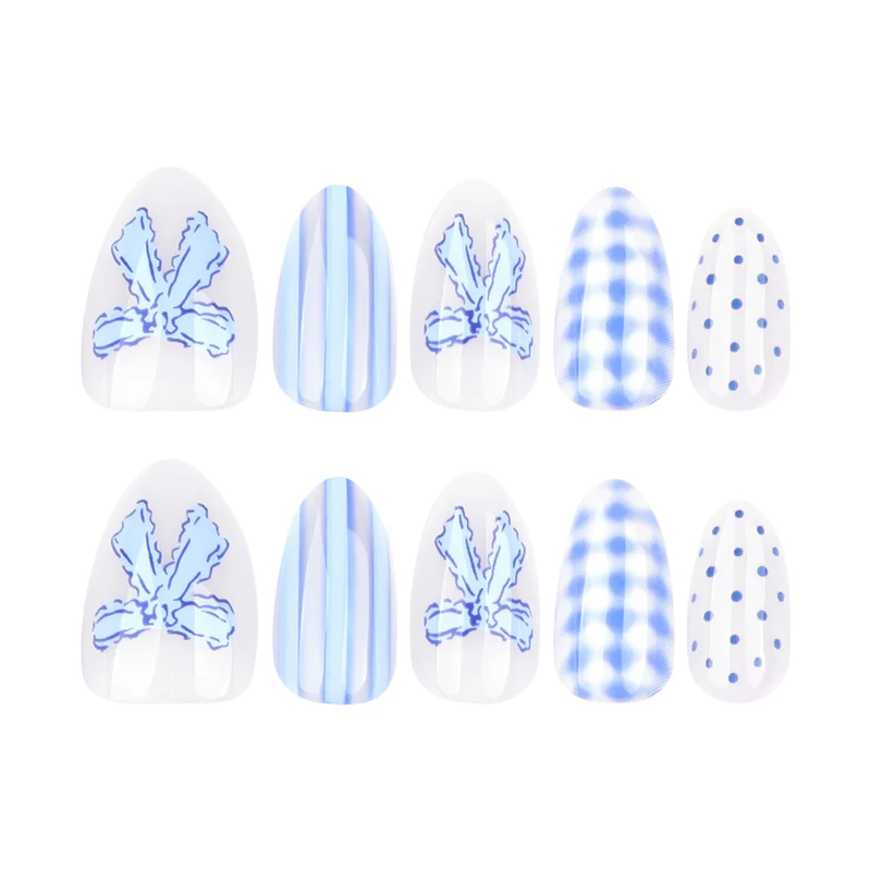 Kunstvolle Nagelkunst mit floralen und gepunkteten Designs Karnz