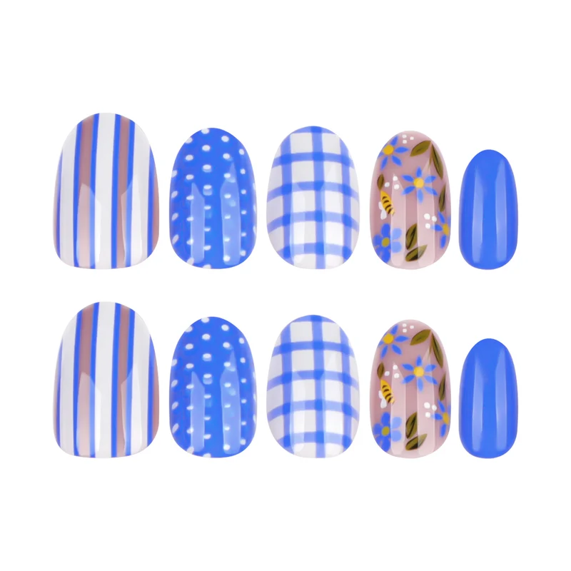 Kunstvolle Nagelkunst mit floralen und geometrischen Designs Karnz