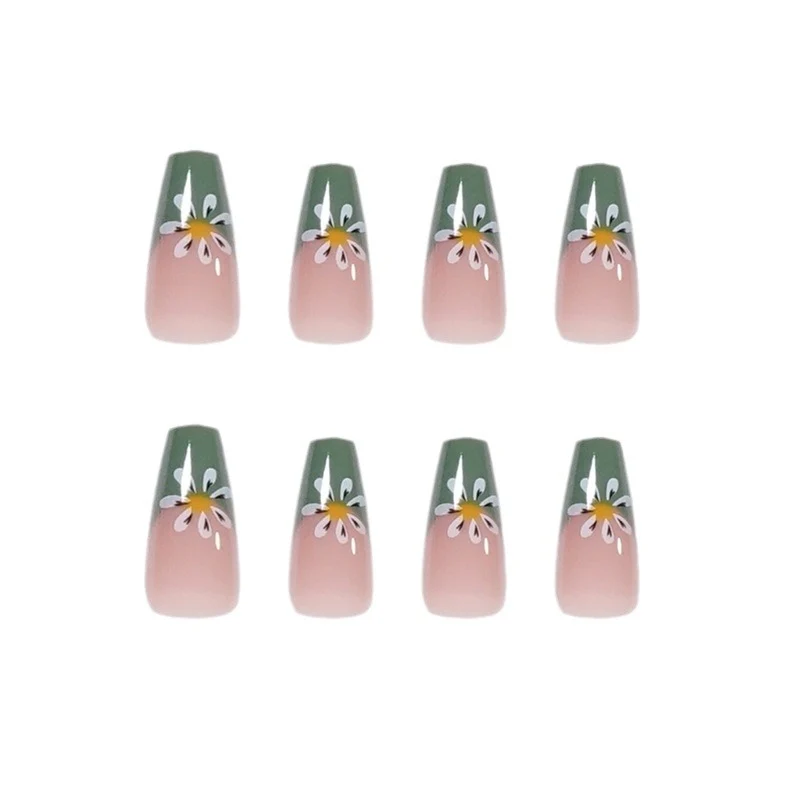 Kunstvolle Nagelkunst mit floralen Mustern Karnz