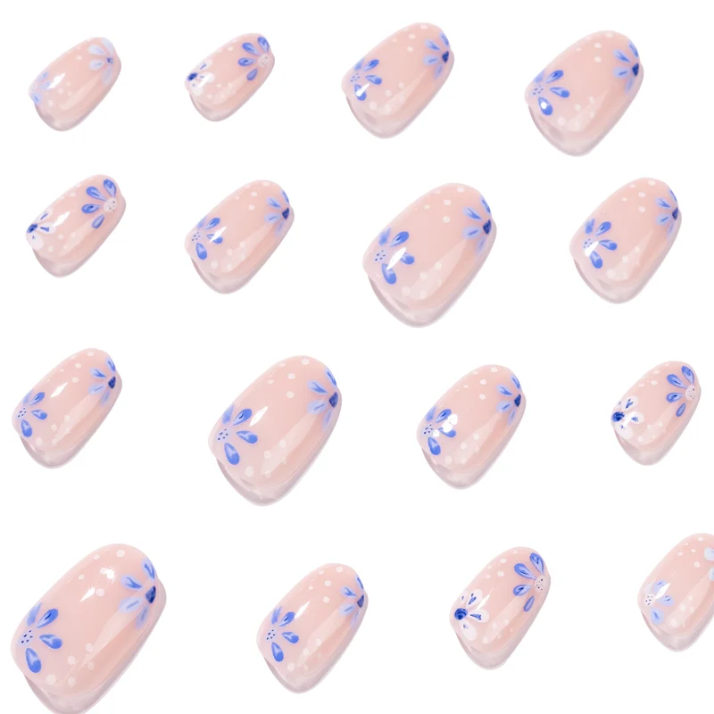 Kunstvolle Nagelkunst mit floralen Mustern Karnz
