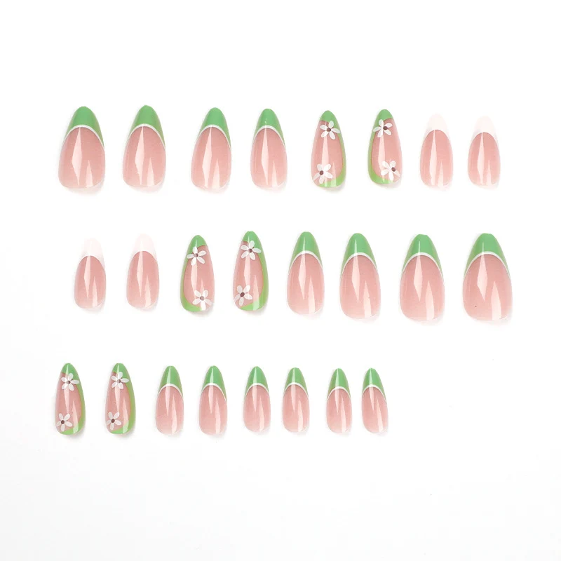 Kunstvolle Nagelkunst mit floralen Details Karnz