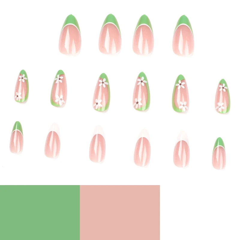 Kunstvolle Nagelkunst mit floralen Details Karnz