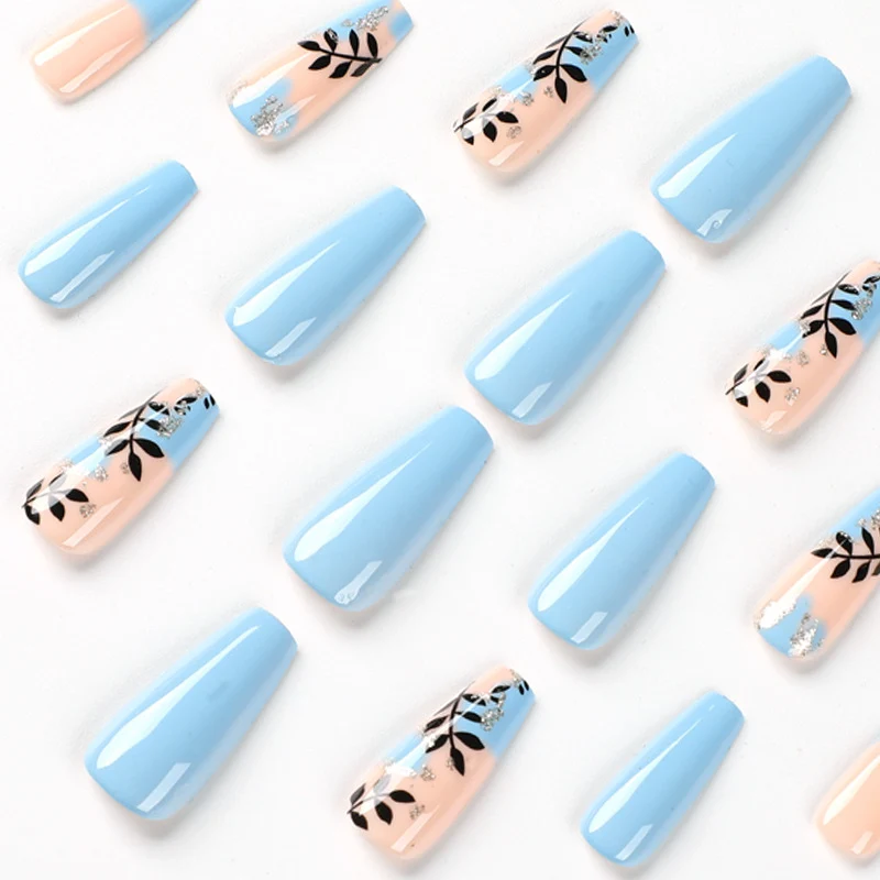 Kunstvolle Nagelkunst mit floralen Designs und Glitzer Karnz