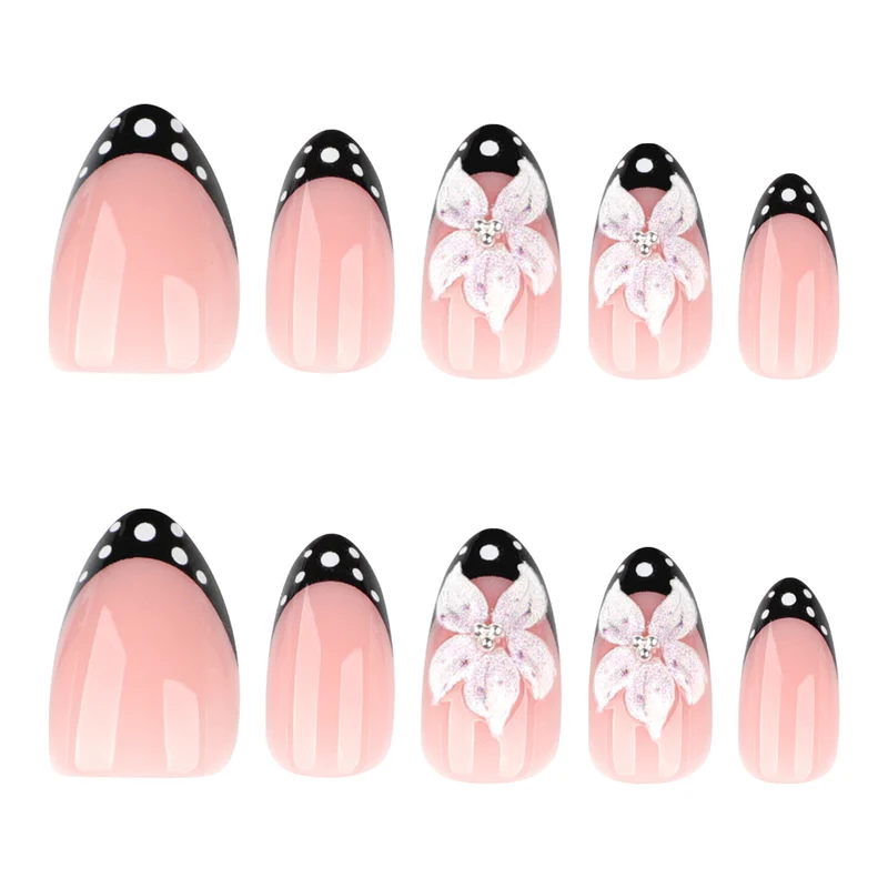Kunstvolle Nagelkunst mit floralen Designs und eleganten Akzenten Karnz