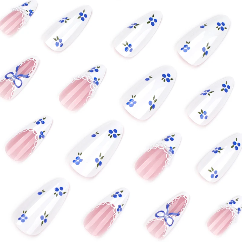 Kunstvolle Nagelkunst mit floralen Akzenten und Schleifenverzierung Karnz