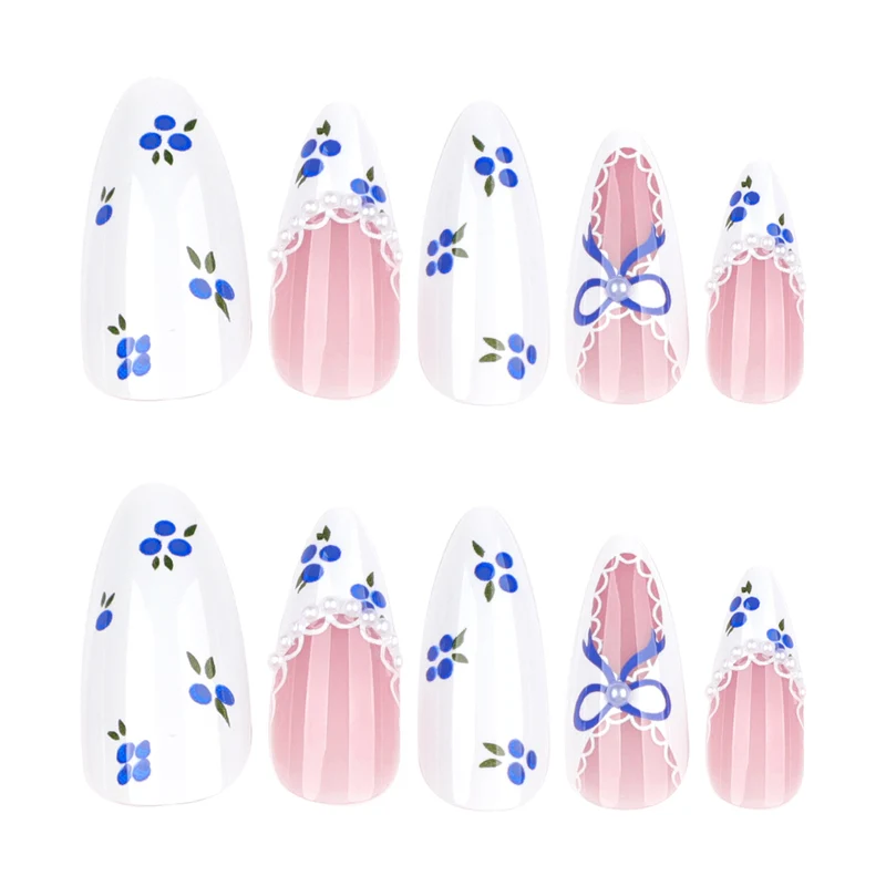 Kunstvolle Nagelkunst mit floralen Akzenten und Schleifenverzierung Karnz