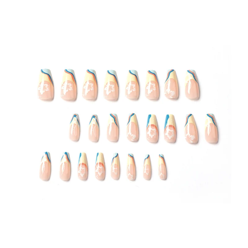 Kunstvolle Nagelkunst mit floralen Akzenten und kreativen Farbschichten Karnz