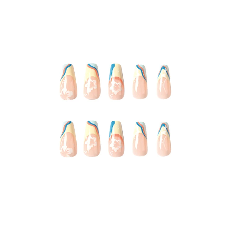 Kunstvolle Nagelkunst mit floralen Akzenten und kreativen Farbschichten Karnz