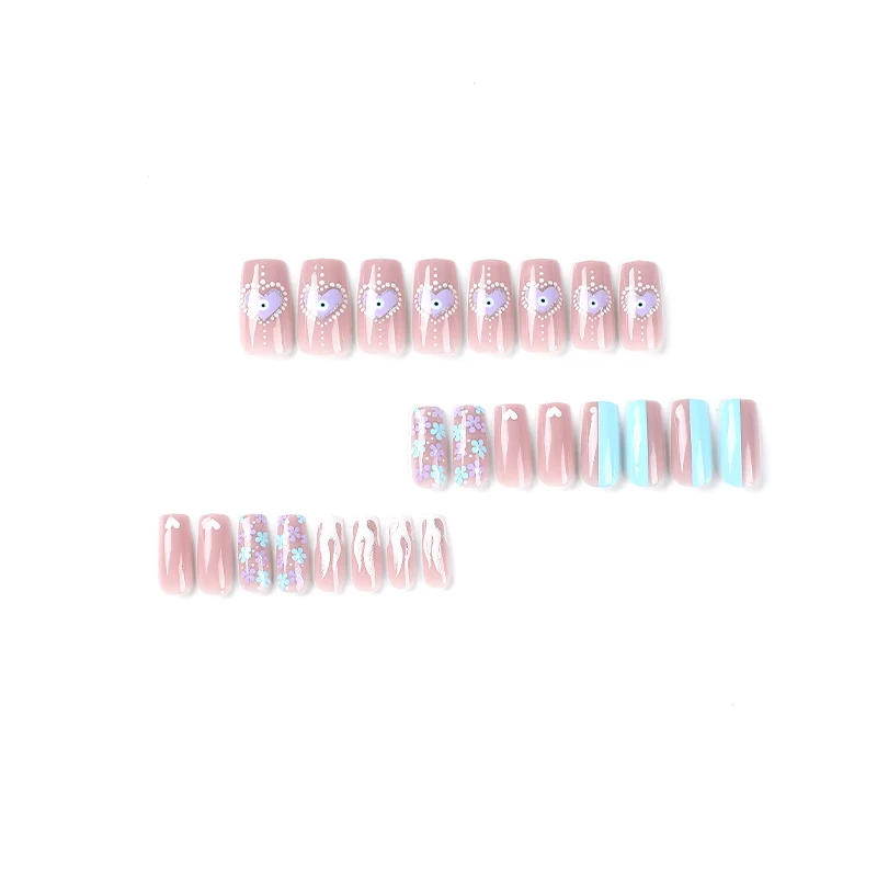 Kunstvolle Nagelkunst mit floralen Akzenten und Glitzerverzierungen Karnz