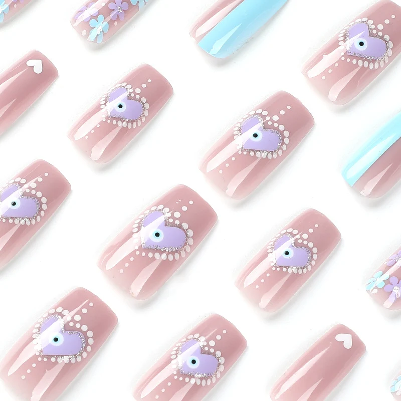 Kunstvolle Nagelkunst mit floralen Akzenten und Glitzerverzierungen Karnz