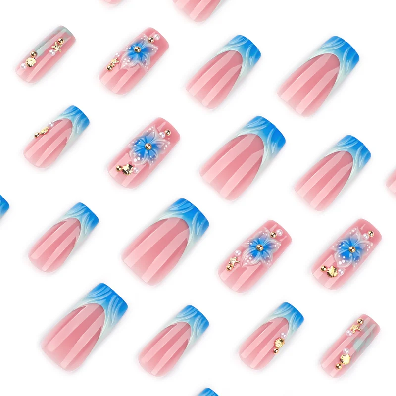 Kunstvolle Nagelkunst mit floralen Akzenten und Glitzereffekten Karnz