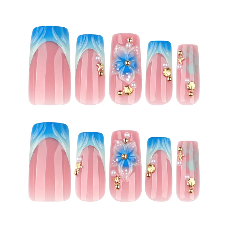 Kunstvolle Nagelkunst mit floralen Akzenten und Glitzereffekten Karnz