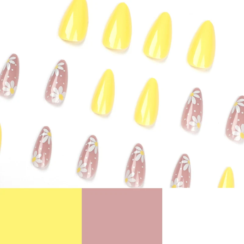Kunstvolle Nagelkunst mit Floralen Akzenten Karnz