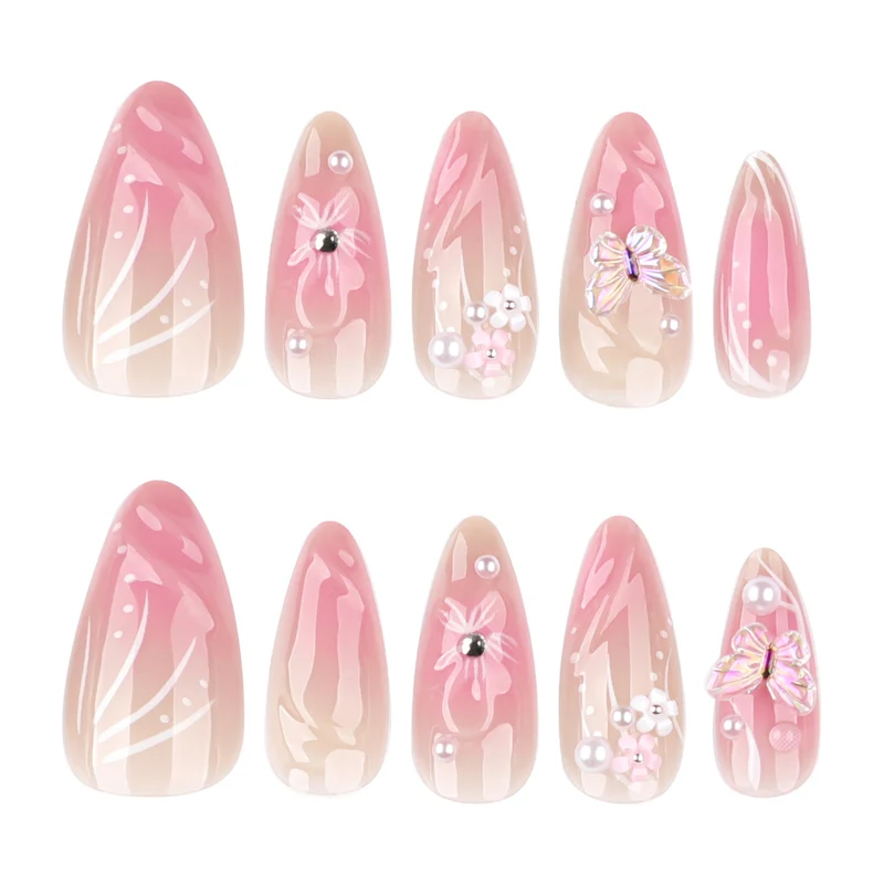 Kunstvolle Nagelkunst mit floralen 3D-Elementen Karnz