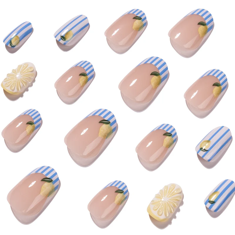Kunstvolle Nagelkunst mit floralem und buntem Design Karnz