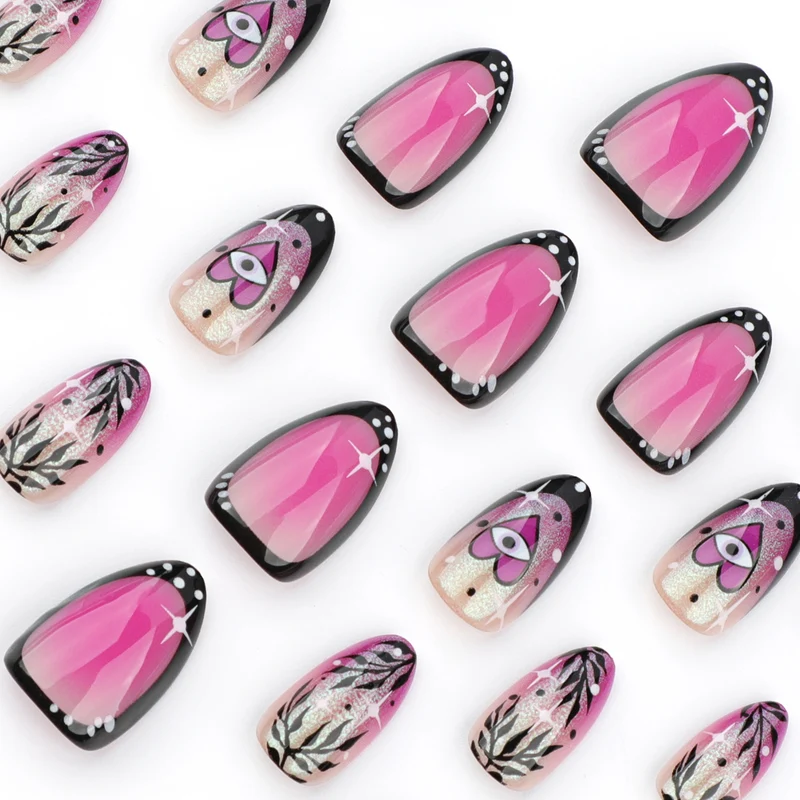 Kunstvolle Nagelkunst mit floralem Design und glamourösen Akzenten Karnz
