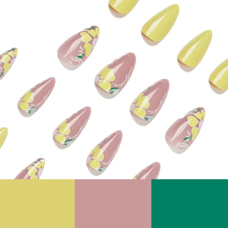 Kunstvolle Nagelkunst mit floralem Design Karnz