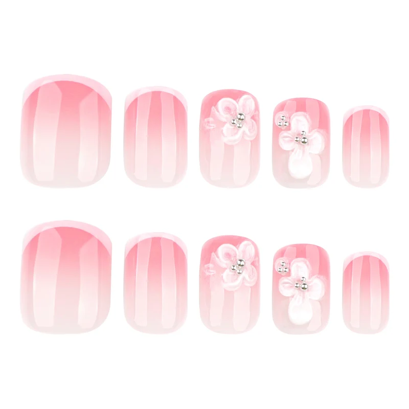Kunstvolle Nagelkunst mit floralem Design Karnz