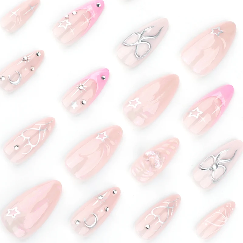 Kunstvolle Nagelkunst mit filigranen Designs und Glitzerakzenten Karnz