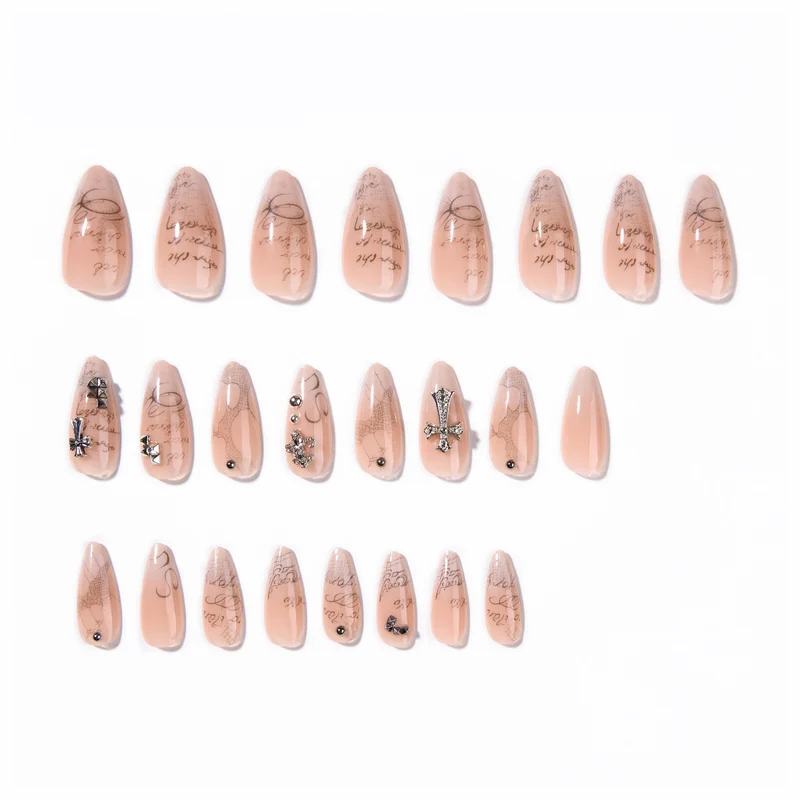 Kunstvolle Nagelkunst mit exklusiven Metallverzierungen Karnz
