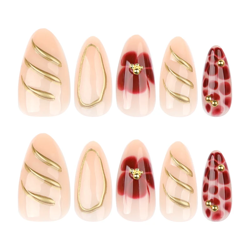 Kunstvolle Nagelkunst mit eleganten Verzierungen Karnz