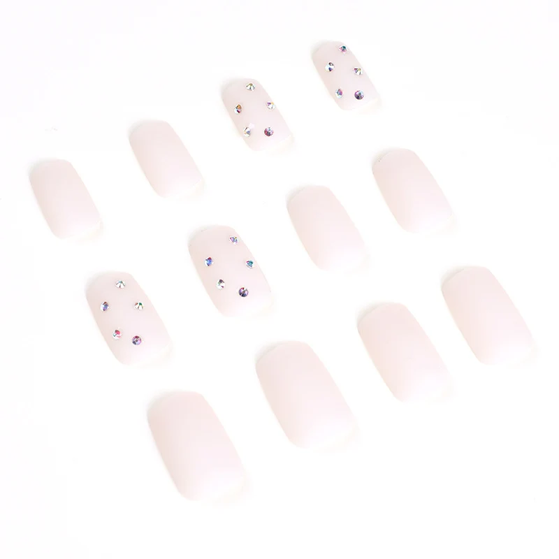 Kunstvolle Nagelkunst mit eleganten Strassverzierungen Karnz