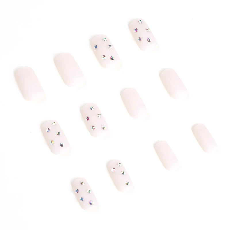 Kunstvolle Nagelkunst mit eleganten Strassverzierungen Karnz