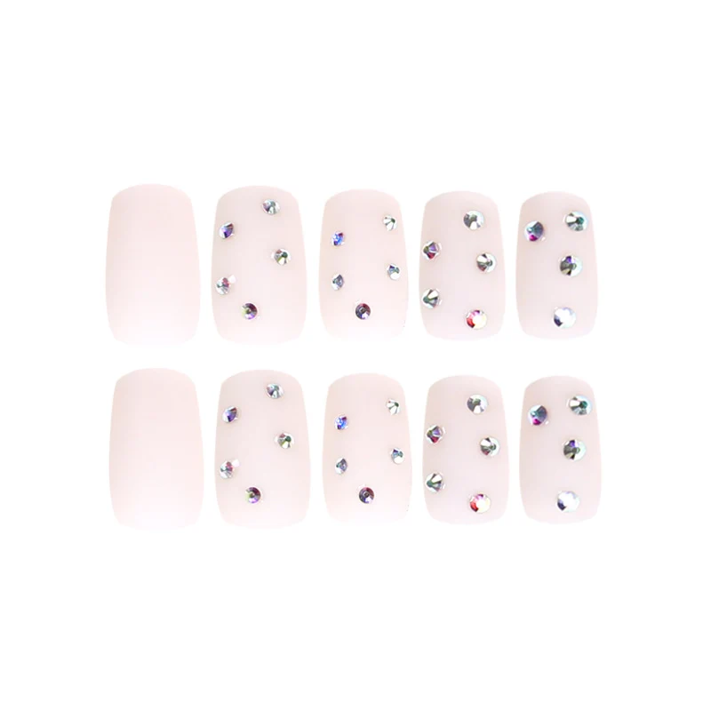 Kunstvolle Nagelkunst mit eleganten Strassverzierungen Karnz