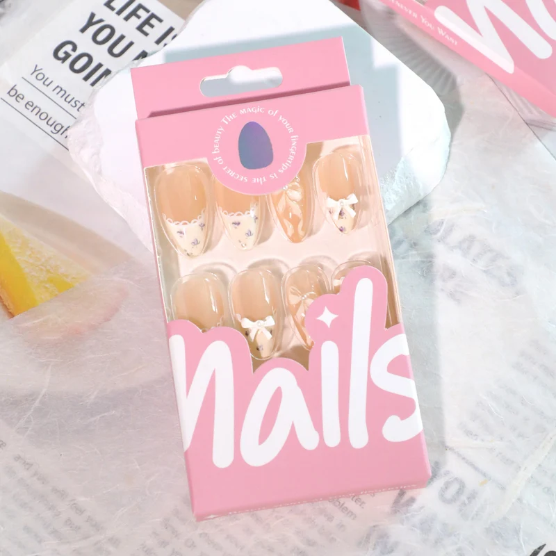 Kunstvolle Nagelkunst mit eleganten Schleifen und Strass-Details Karnz
