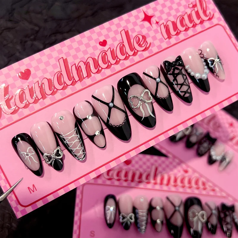Kunstvolle Nagelkunst mit eleganten Schleifen und Glitzerakzenten Karnz