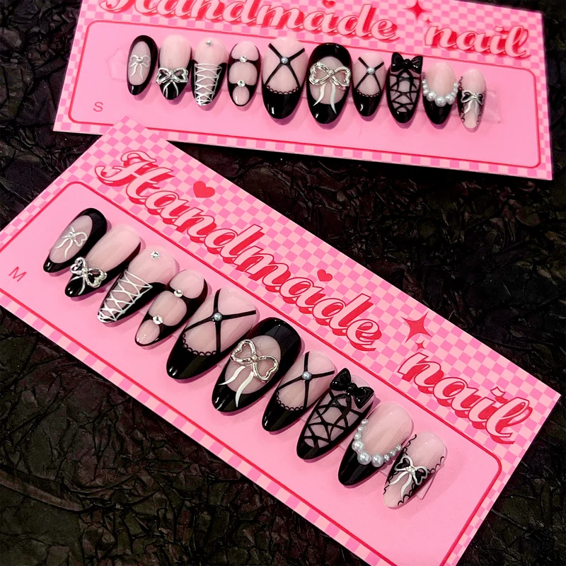 Kunstvolle Nagelkunst mit eleganten Schleifen und Glitzerakzenten Karnz