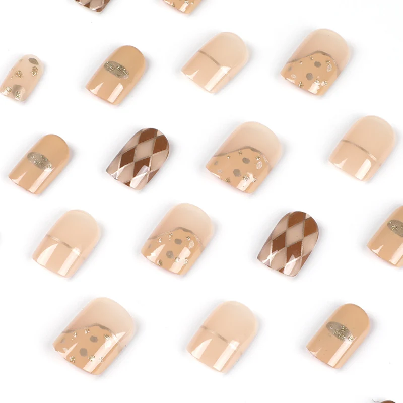 Kunstvolle Nagelkunst mit Eleganten Mustern Karnz