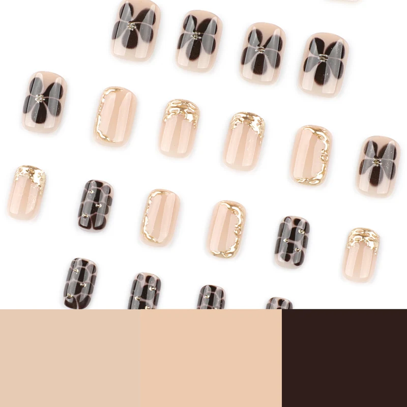 Kunstvolle Nagelkunst mit eleganten goldenen Akzenten Karnz