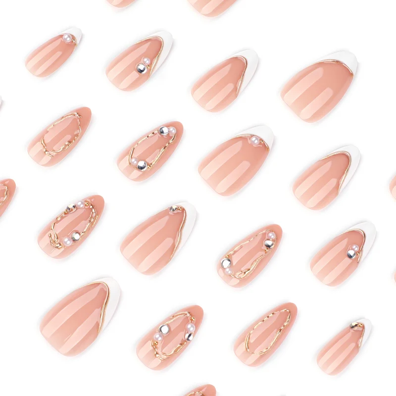 Kunstvolle Nagelkunst mit eleganten Goldakzenten Karnz