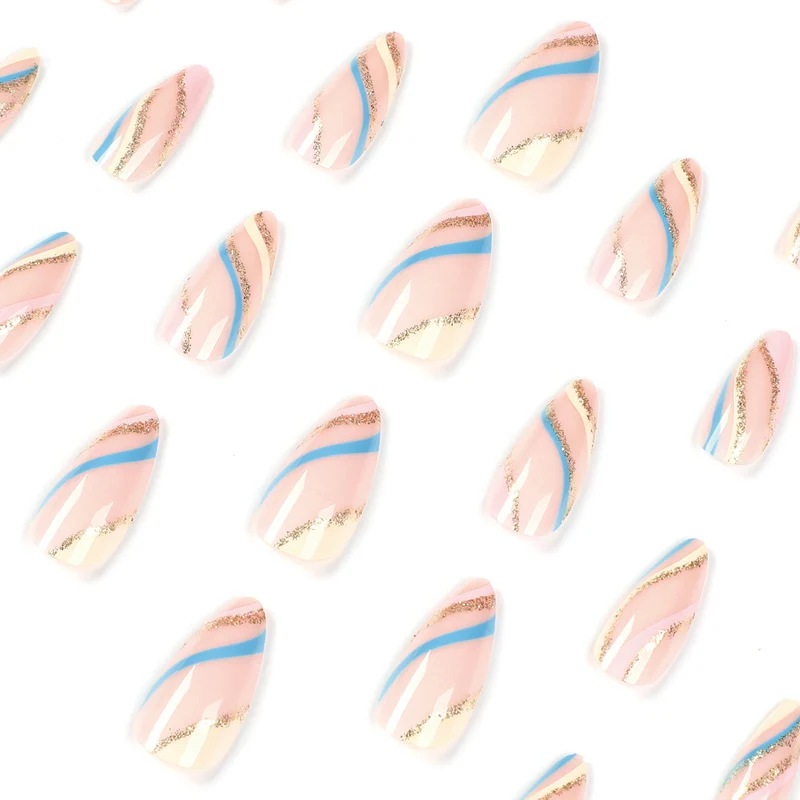 Kunstvolle Nailart mit metallic Akzenten und abstrakten Designs Karnz