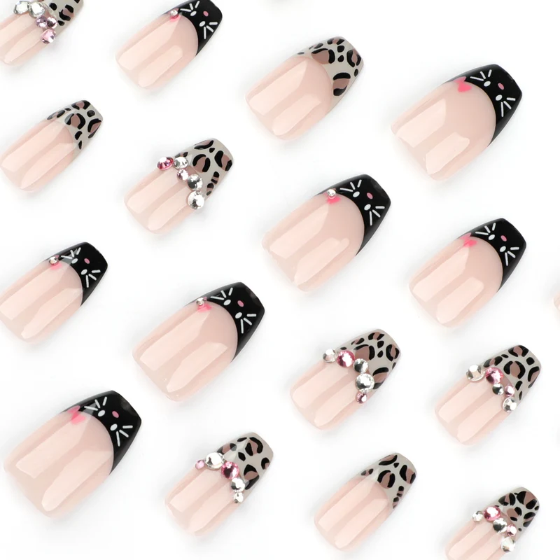 Kunstvolle Nailart mit Glamourösen 3D-Verzierungen Karnz