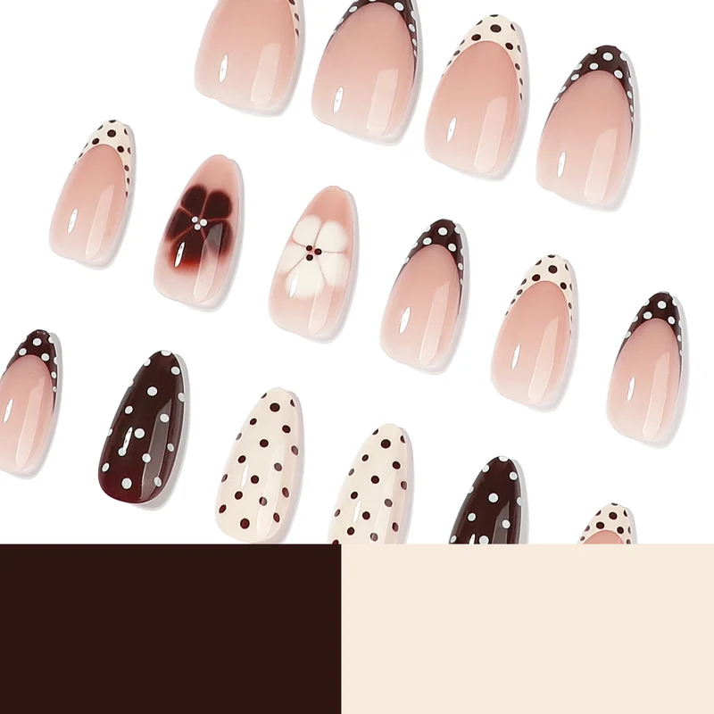 Kunstvolle Nailart mit floralem Design und verschiedenen Mustern Karnz