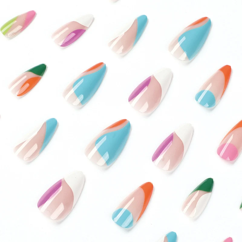 Kunstvolle Nailart mit bunten Akzenten Karnz