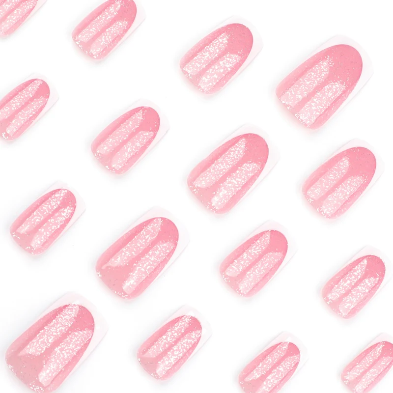 Kunstvolle Nagelverzierungen mit Glitzer und French-Tip Karnz
