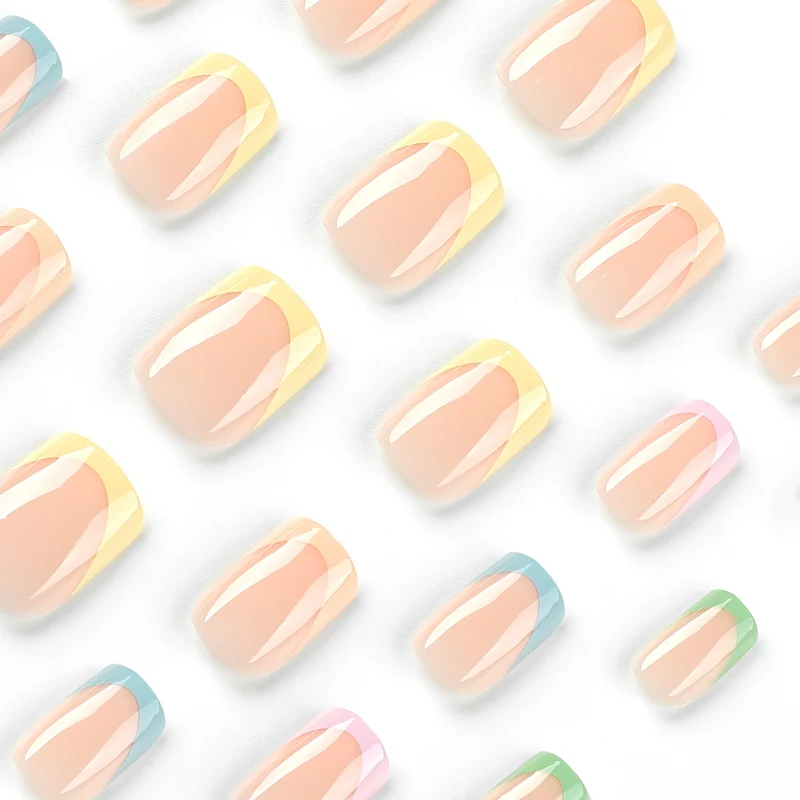 Kunstvolle Nagelverzierung mit zartem Gradient und eleganten Spitzen Karnz