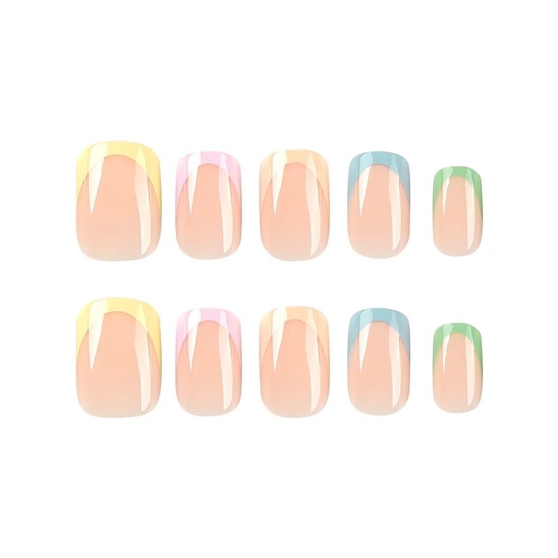 Kunstvolle Nagelverzierung mit zartem Gradient und eleganten Spitzen Karnz