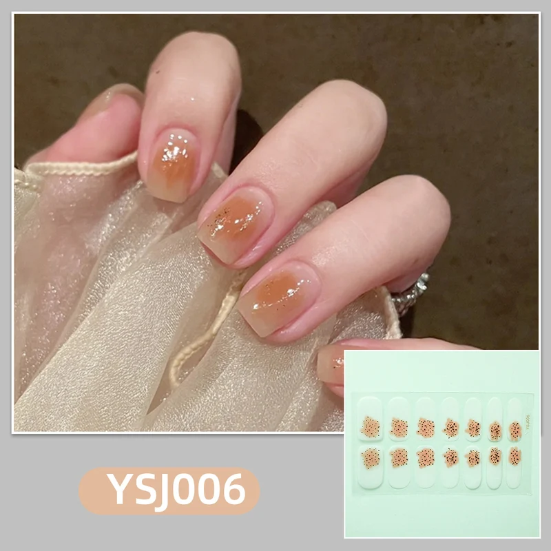 Kunstvolle Nagelverzierung mit Glitzerdetails Karnz