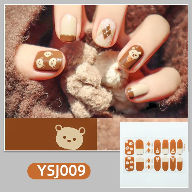 Kunstvolle Nagelverzierung mit Glitzerdetails Karnz