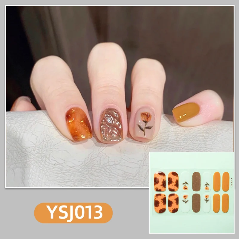 Kunstvolle Nagelverzierung mit Glitzerdetails Karnz