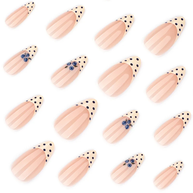 Kunstvolle Nagelverlängerungen mit zarten Blüten- und Punktdesign Karnz